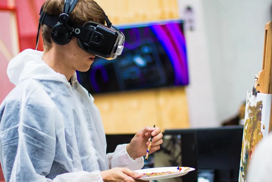 Hi-Tech Ecosystem for Artists, Craftsmen, and Global Public